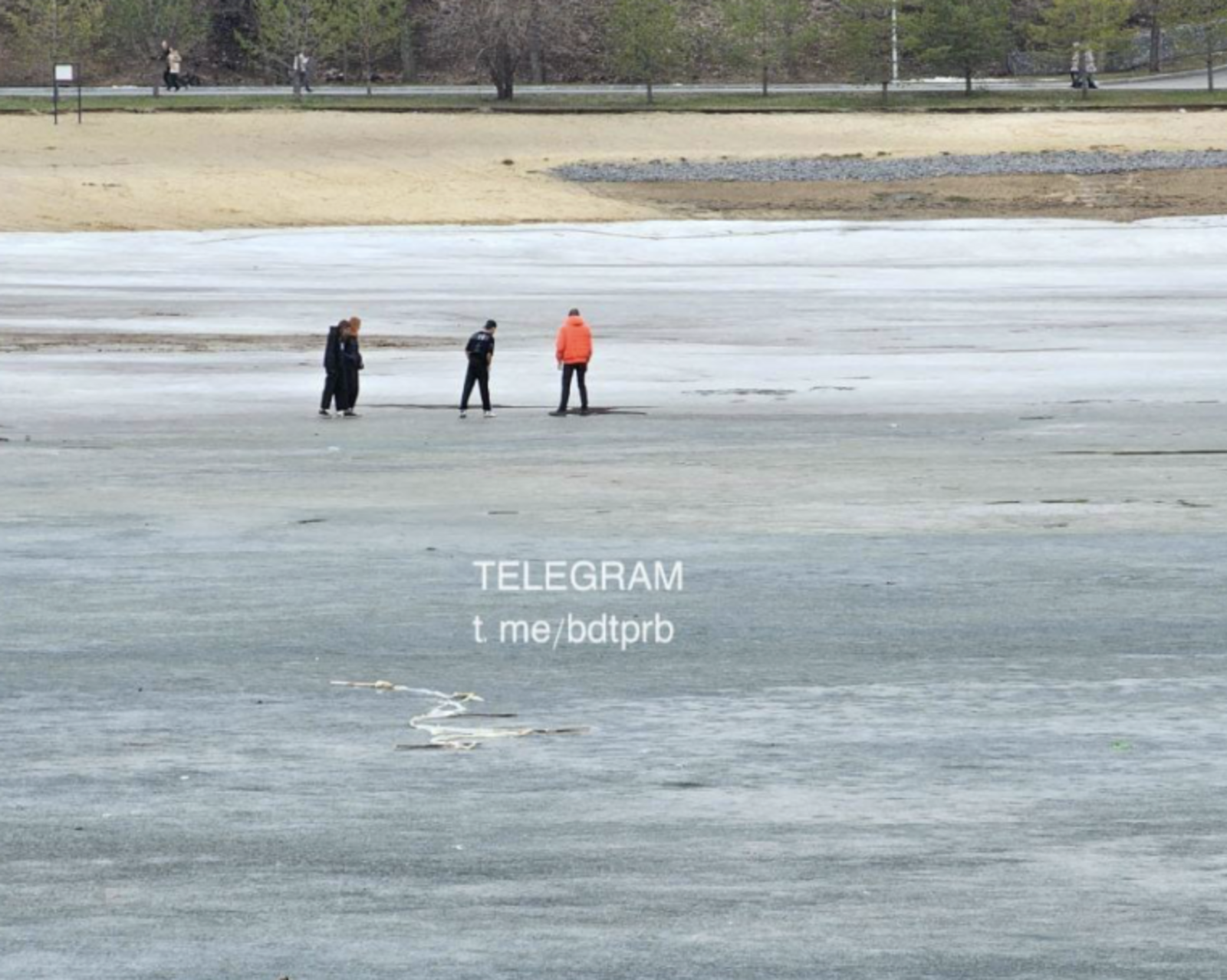 В Башкирии на замерзшем озере обнаружили подростков