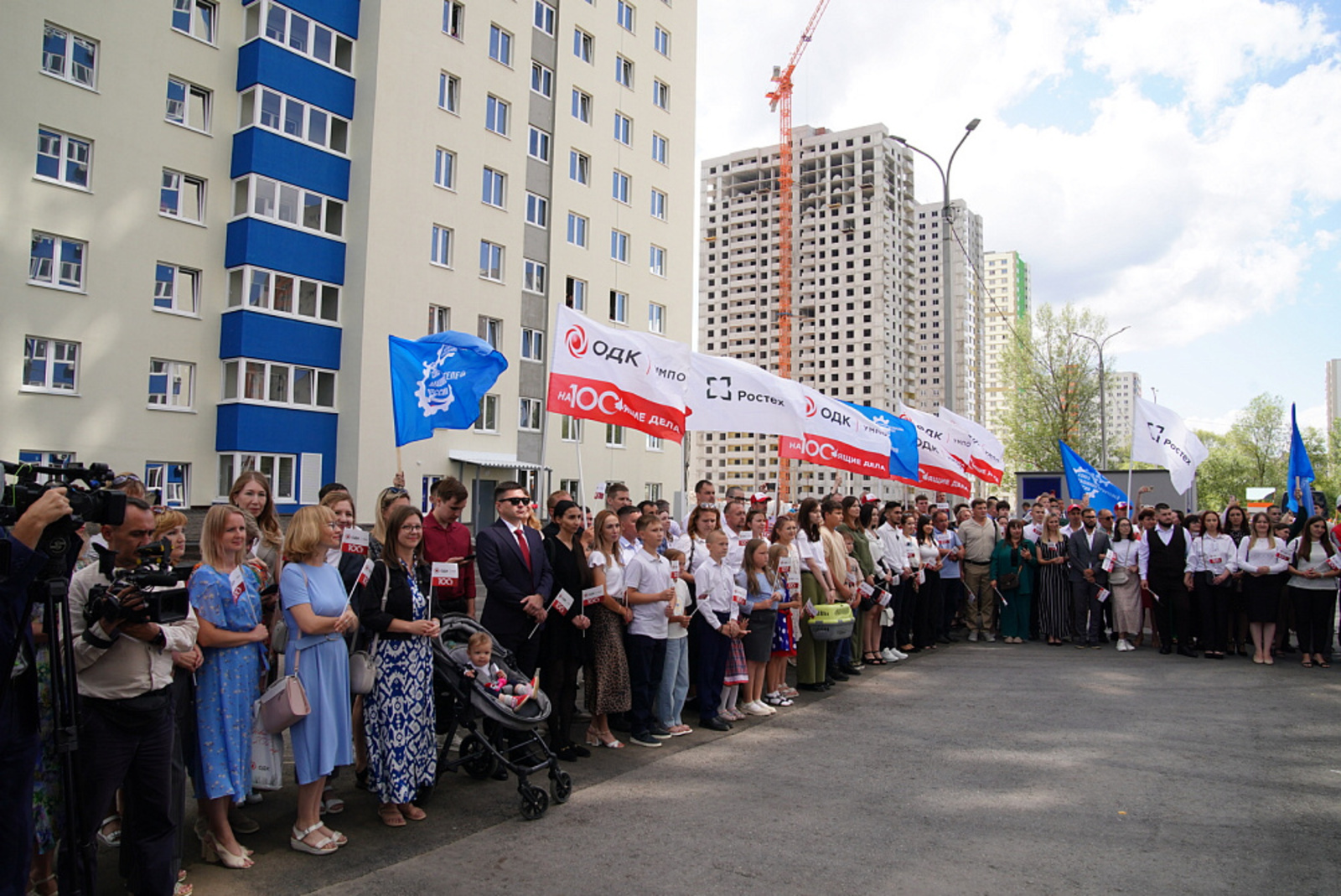 Радий Хабиров и Сергей Чемезов передали работникам ОДК-УМПО ключи от квартир