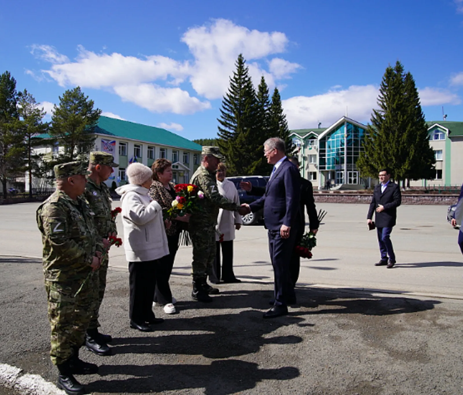 Радий Хабиров передал ордена генерала Шаймуратова семьям погибших участников СВО
