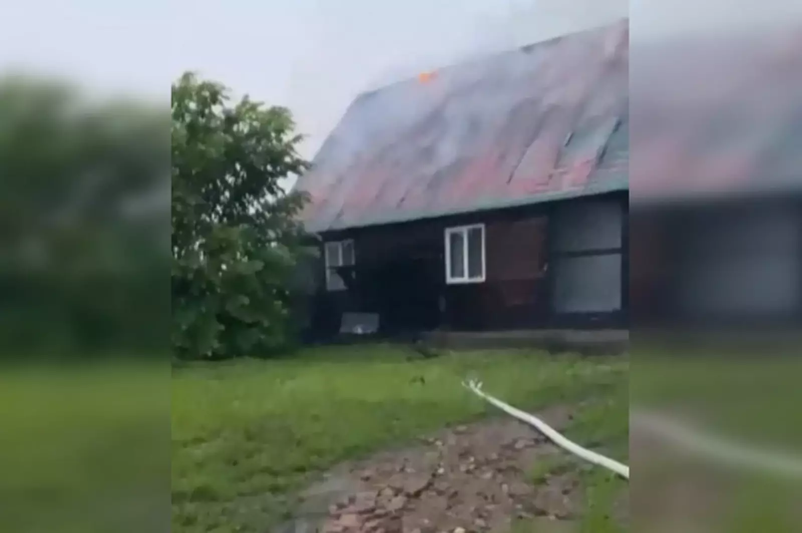 В Башкирии из-за попавшей молнии сгорел дом - ВИДЕО