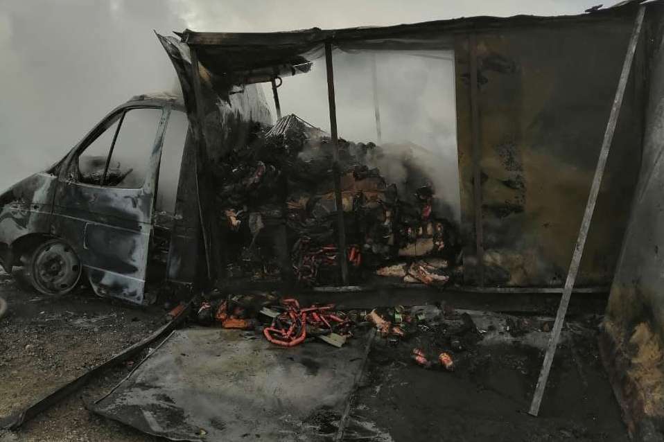 На автодороге Кувандык-Утягулово загорелся фургон