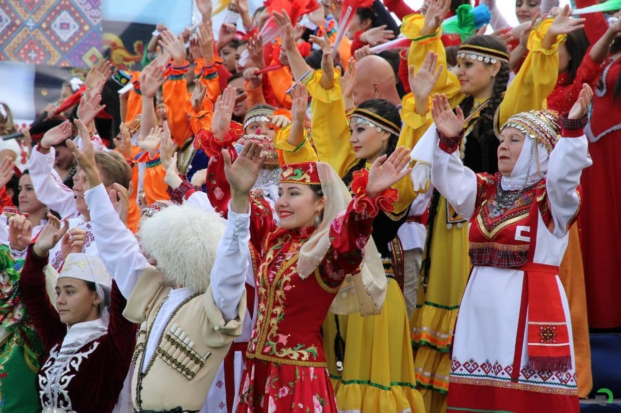 Путин поручил принять меры по сохранению этнокультурного многообразия народов