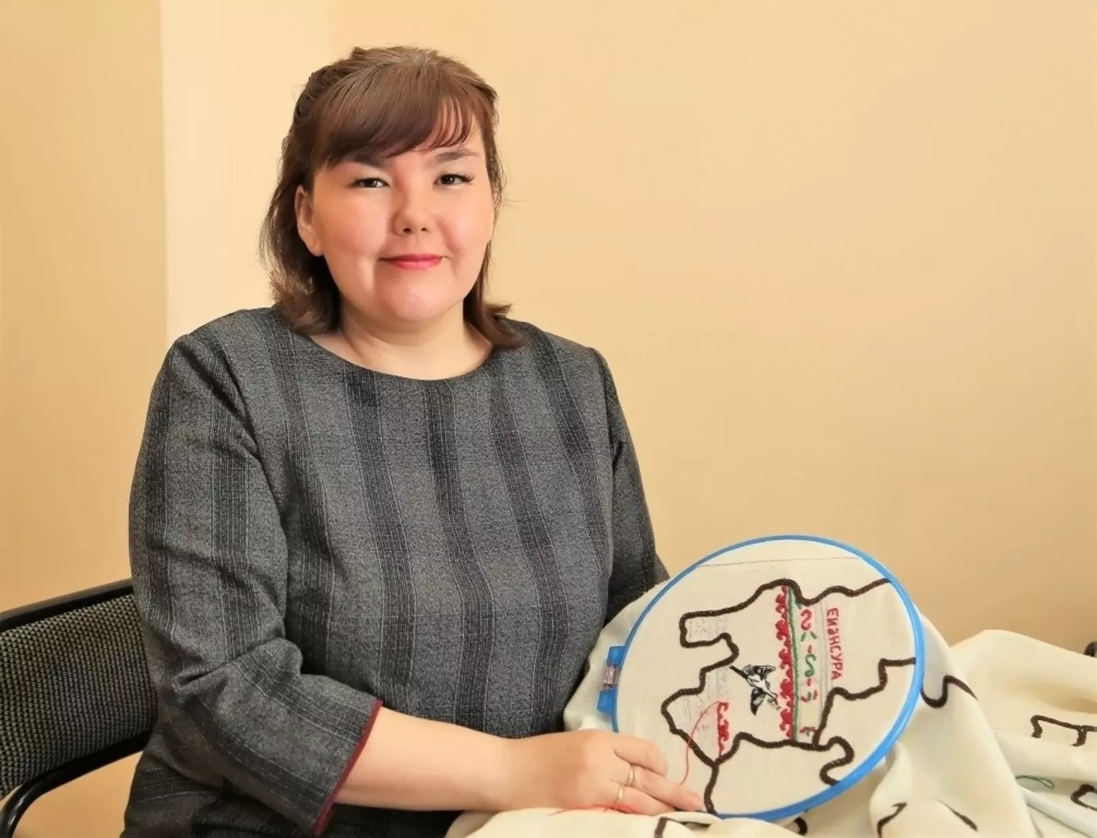 В работе над вышитой картой Зианчуринского района Башкортостана использован фрагмент башкирской пуховой шали