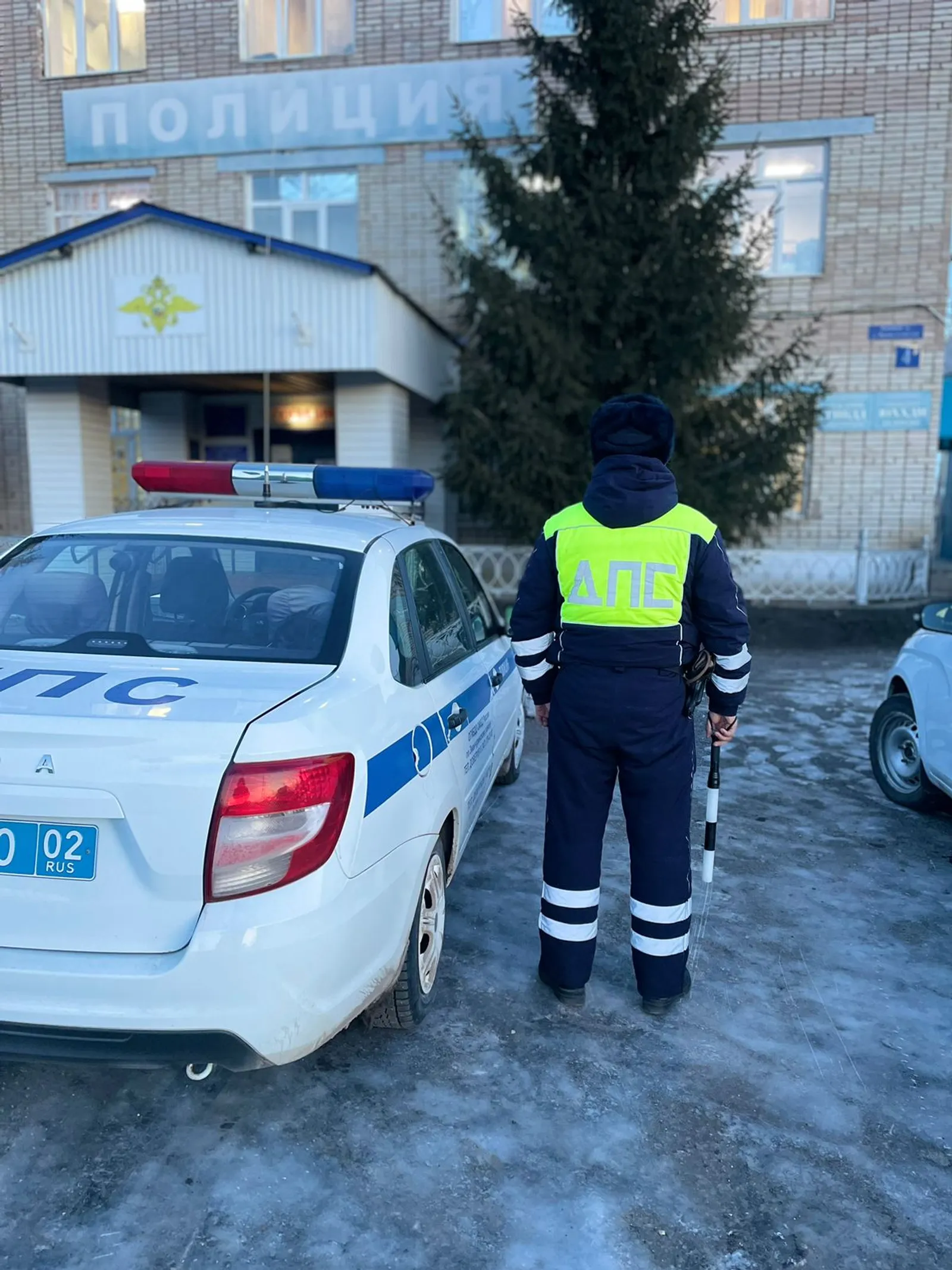 В Башкирии сотрудники ГАИ спасли ребёнка из машины нетрезвой матери