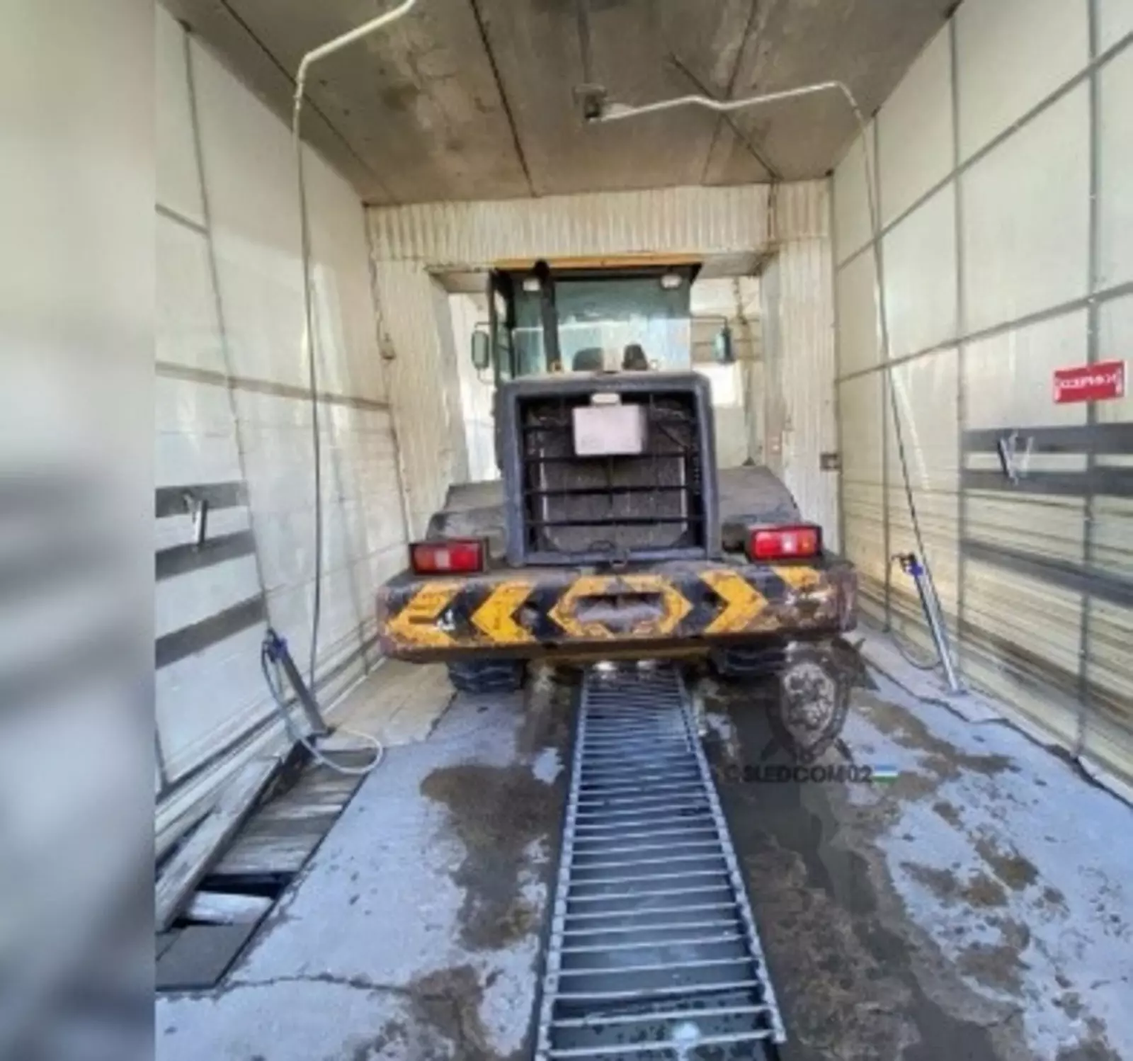 В Башкирии автопогрузчик отрубил ковшом ноги сотруднице автомойки