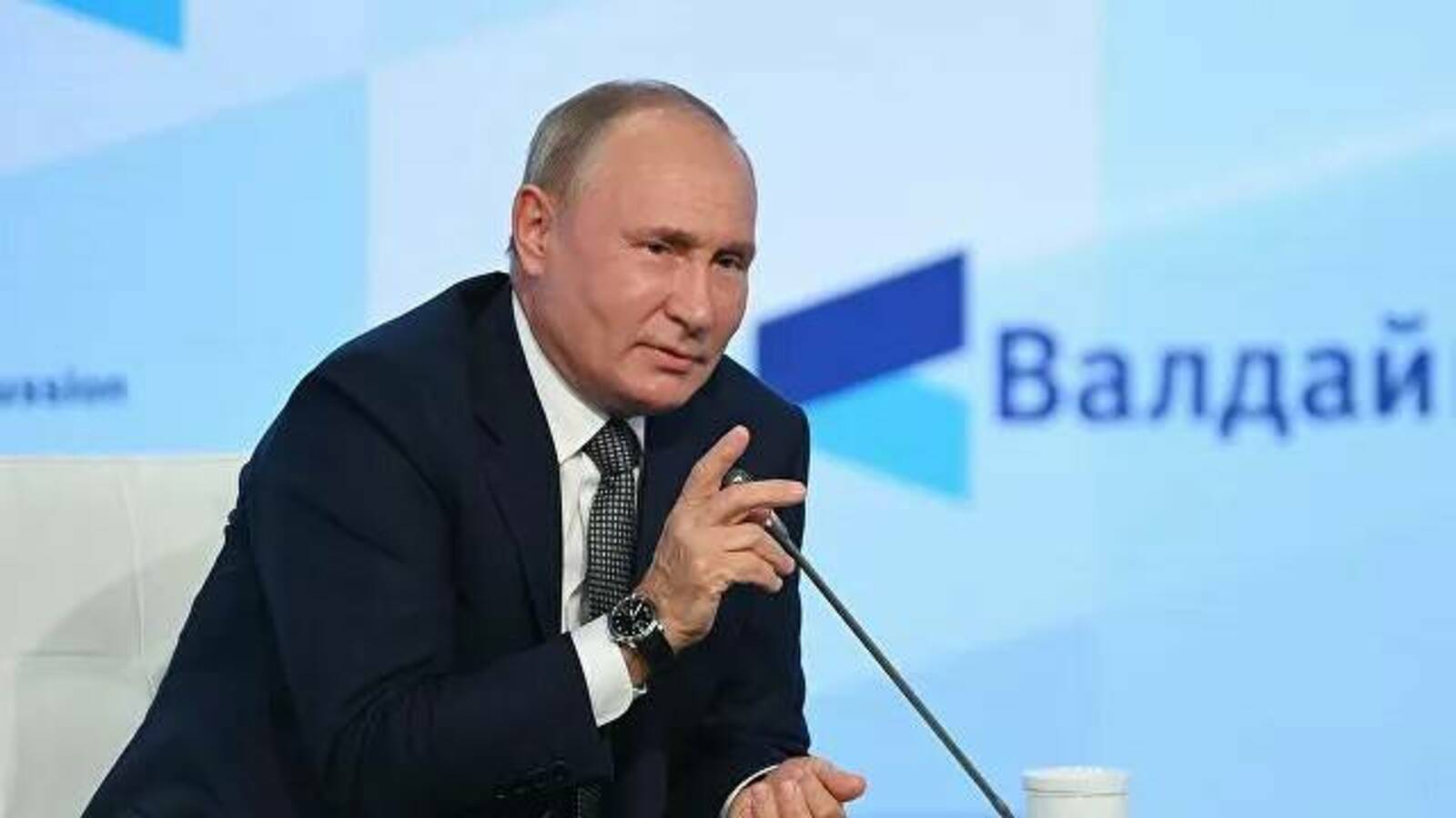 Путин призвал упростить прием в гражданство соотечественников