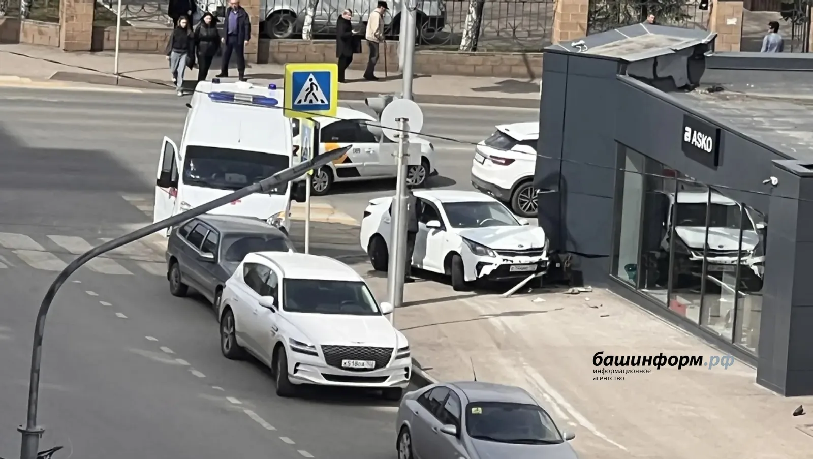 В Башкирии иномарка врезалась в здание магазина