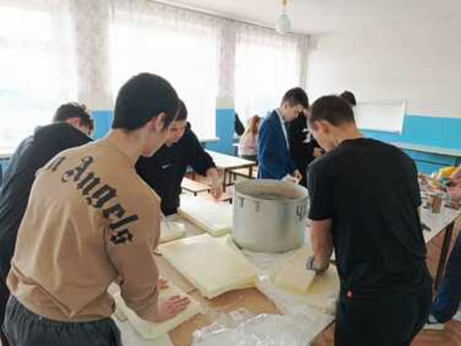 Школьники Дюртюлинского района изготовили блиндажные свечи для бойцов на передовой