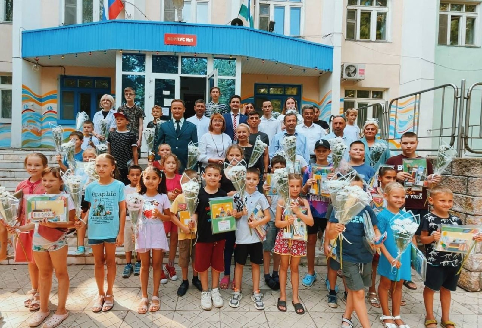 Депутаты Госсобрания республики поздравили эвакуированных из Донбасса детей с 1 сентября
