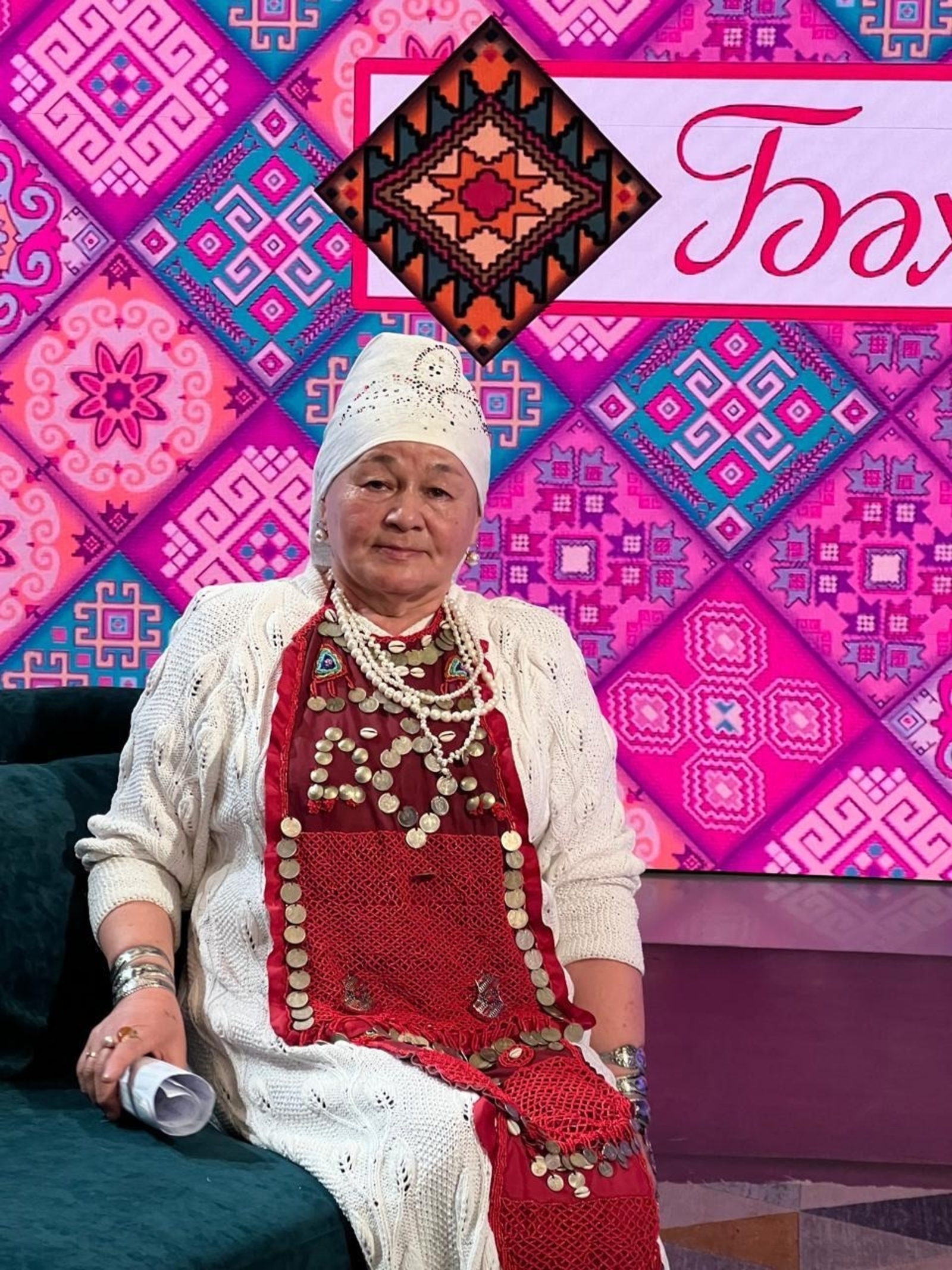 Своим теплом всех согреет Ляли Музафаровой пуховый платок