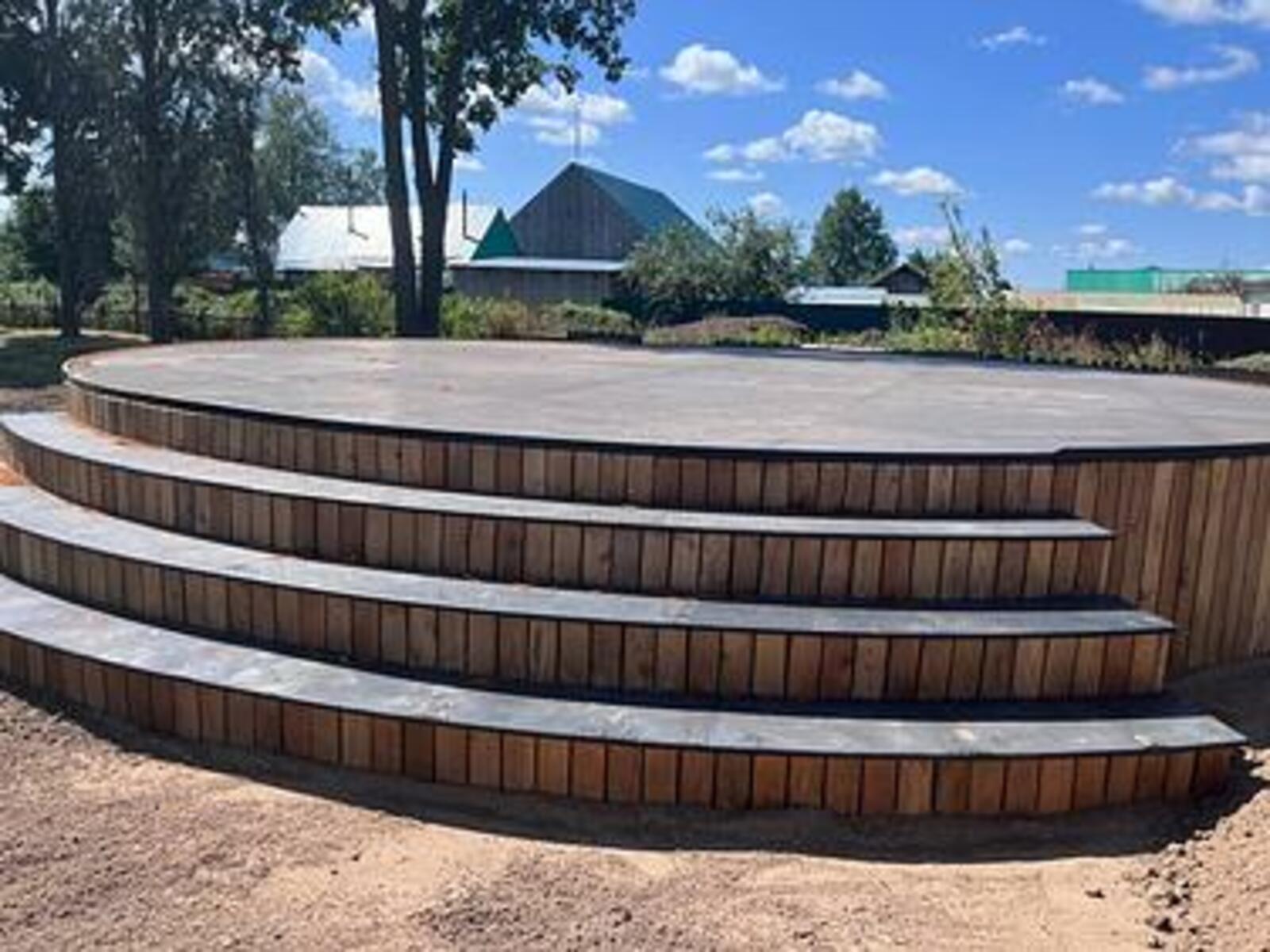 В Амзе установили современную уличную сцену