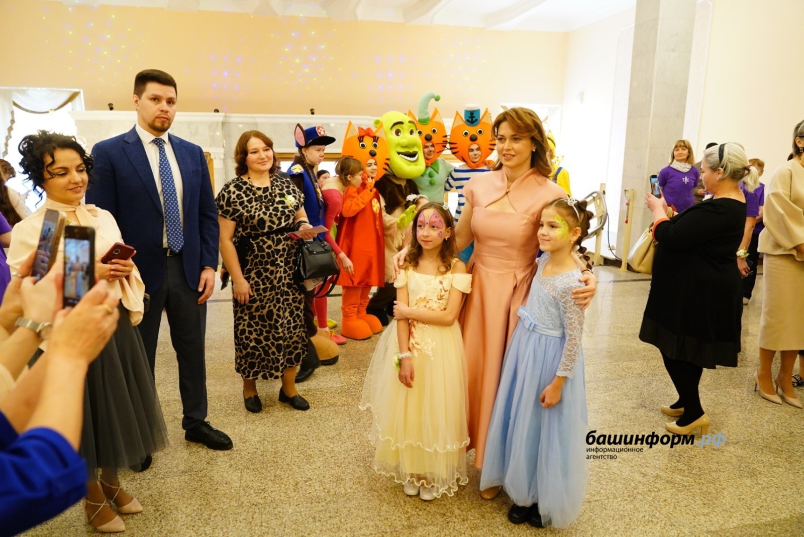 Поздравляя маленьких принцесс с весной, Уфа вновь приняла торжественный бал