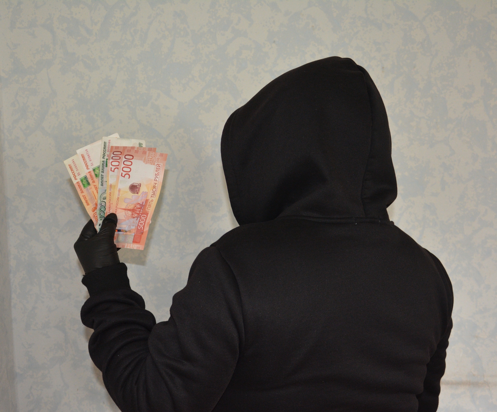 Как жажда богатства привела мужчину к потере всех сбережений