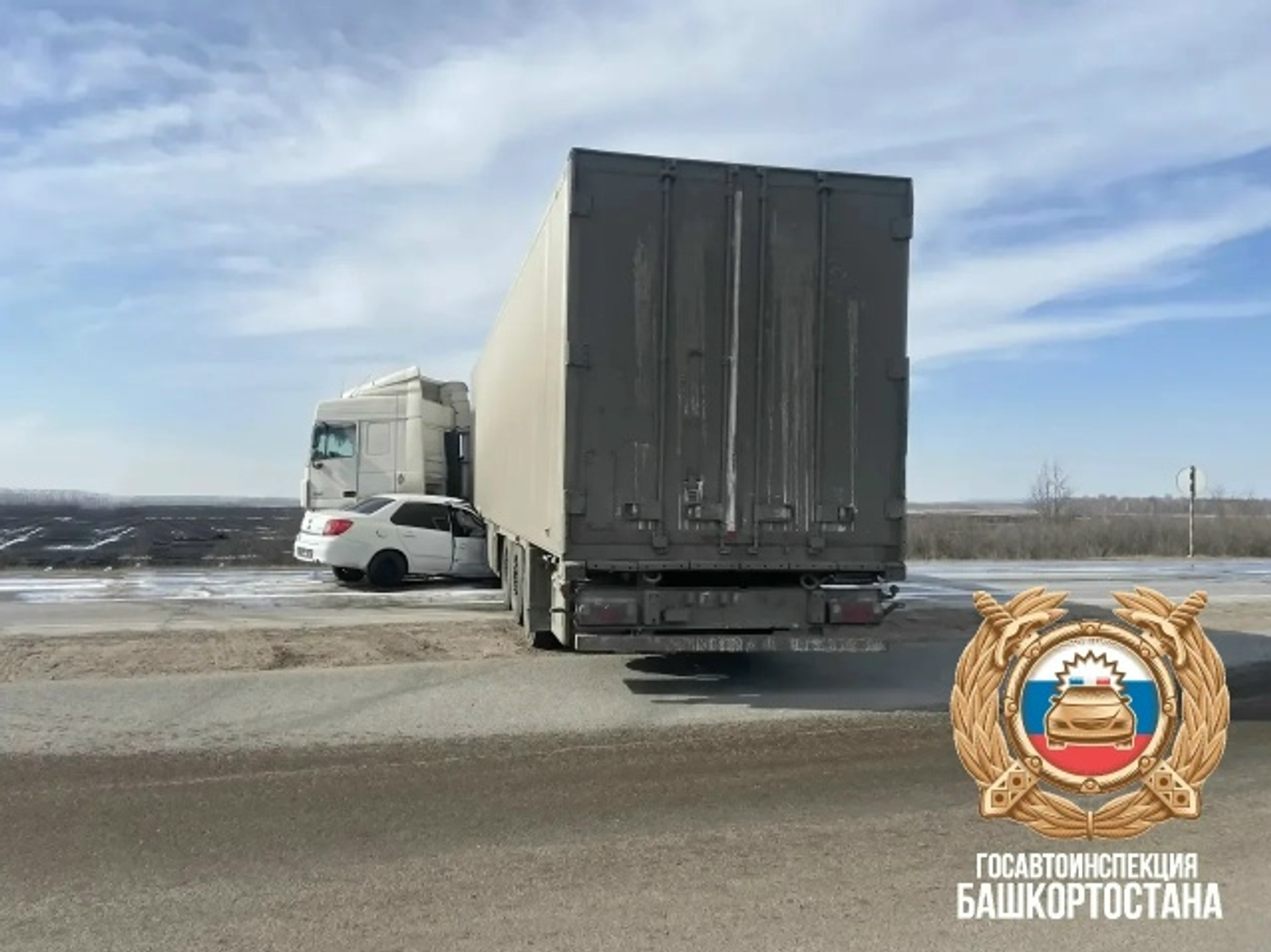 Из-за неосторожного разворота грузовика на обходе Уфы пострадали три человека