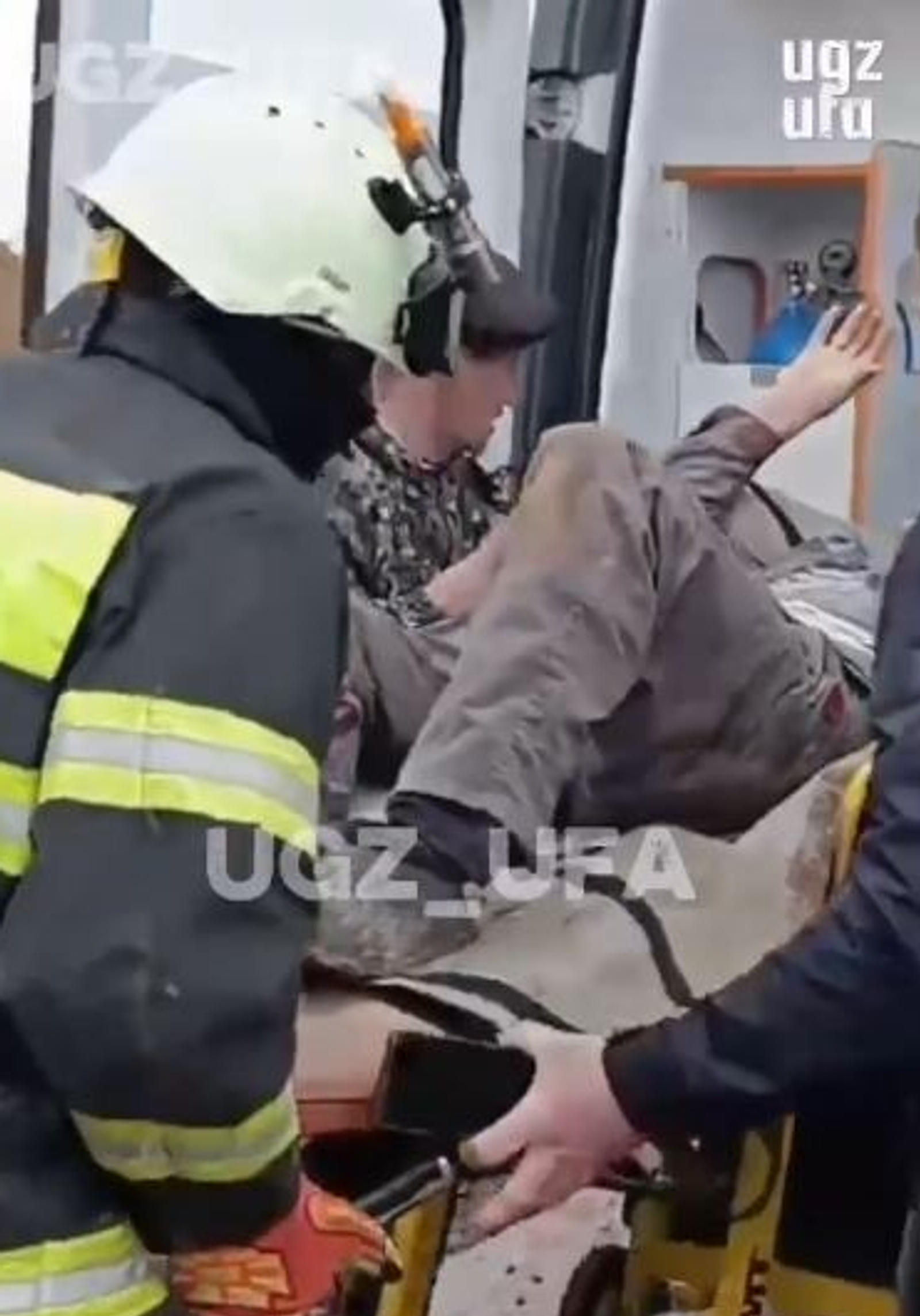 В Уфе спасатели помогли водителю, попавшему под колеса своего грузовика