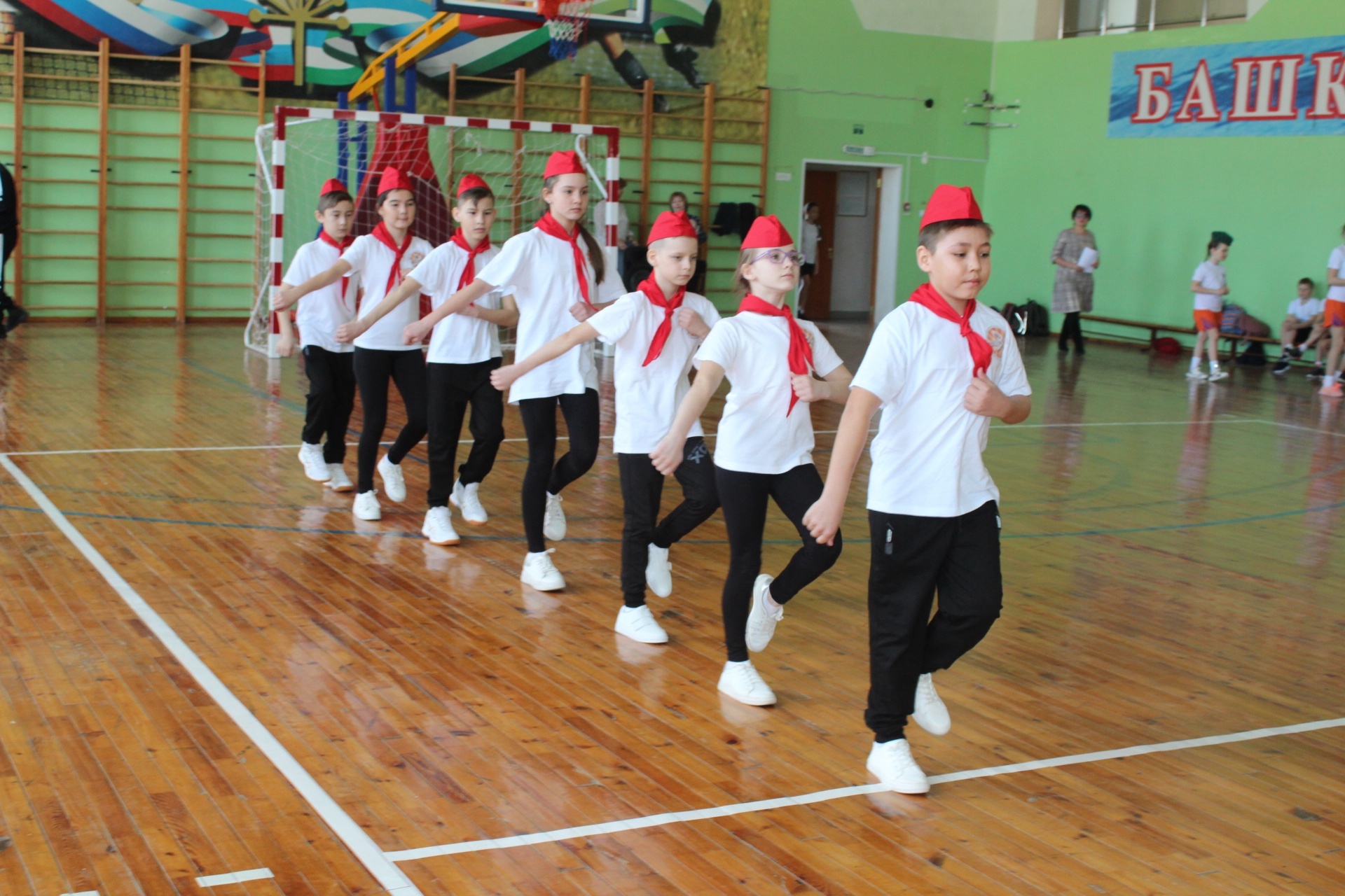 В Башкирии учащиеся приняли участие  в районном этапе республиканской спортивно-образовательной игры «Защитники, вперед!»