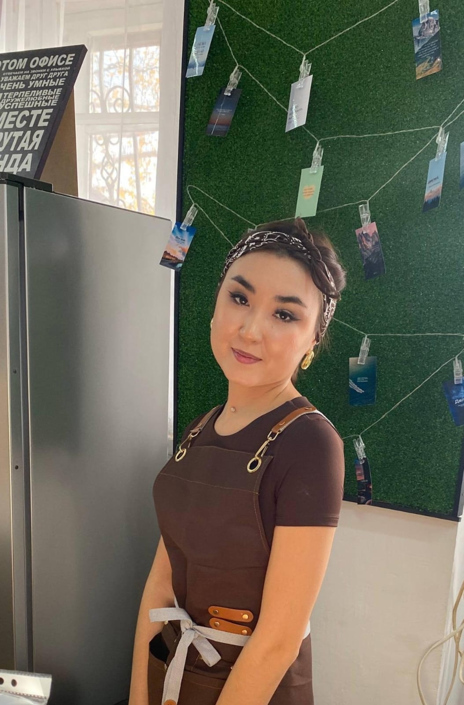 Девушка, кофе и подиум