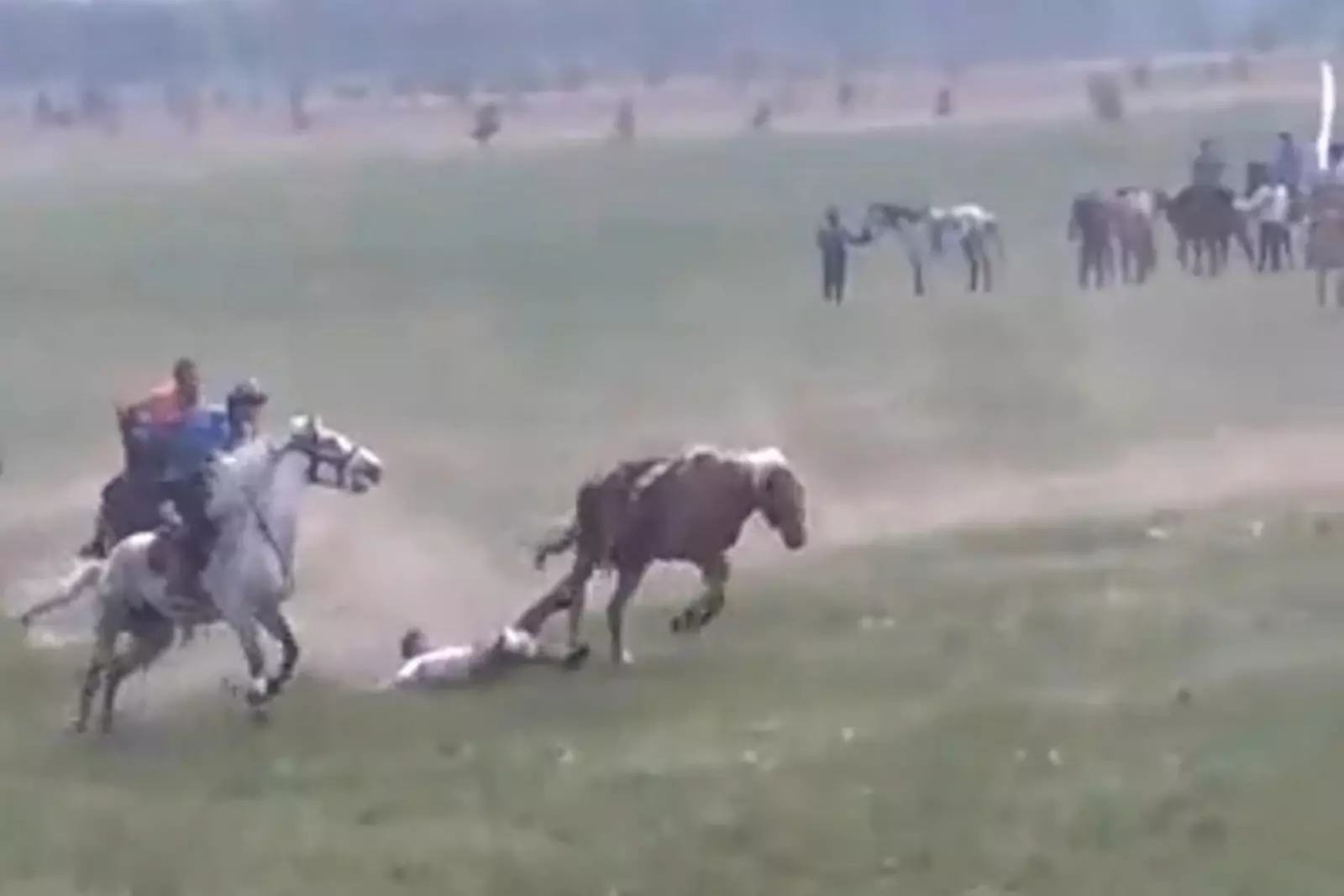 На сабантуе в Башкирии лошадь сбросила и затоптала всадника