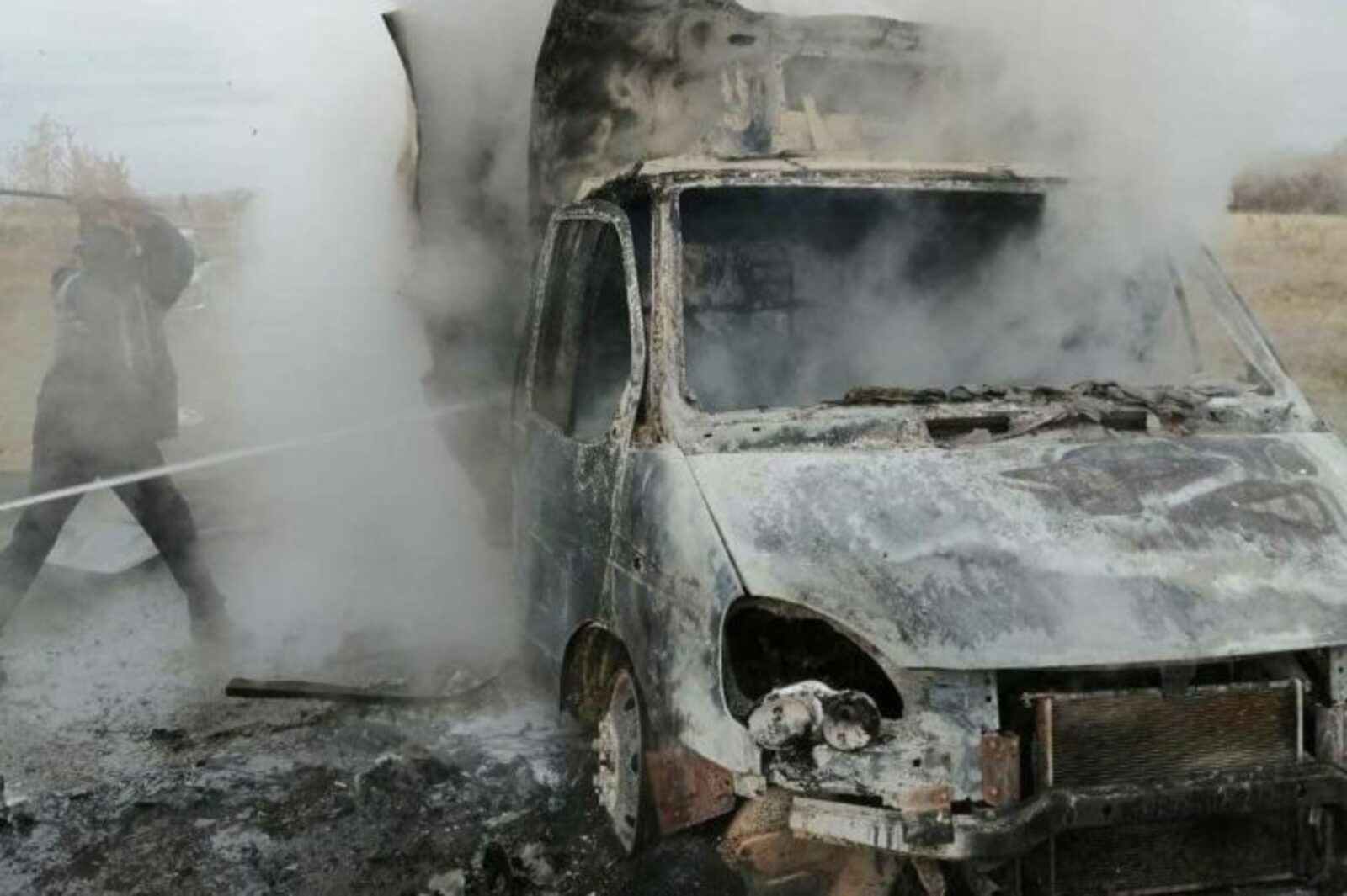 На автодороге Кувандык-Утягулово загорелся фургон