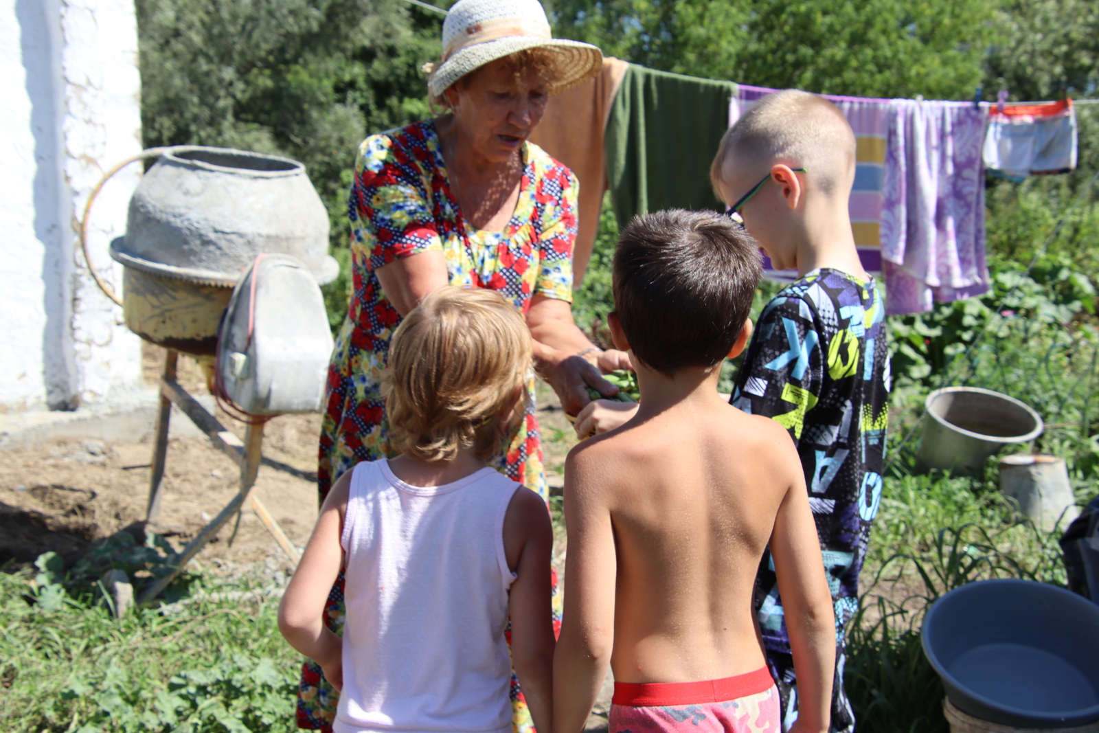 Единственная жительница деревни занимается сельским хозяйством