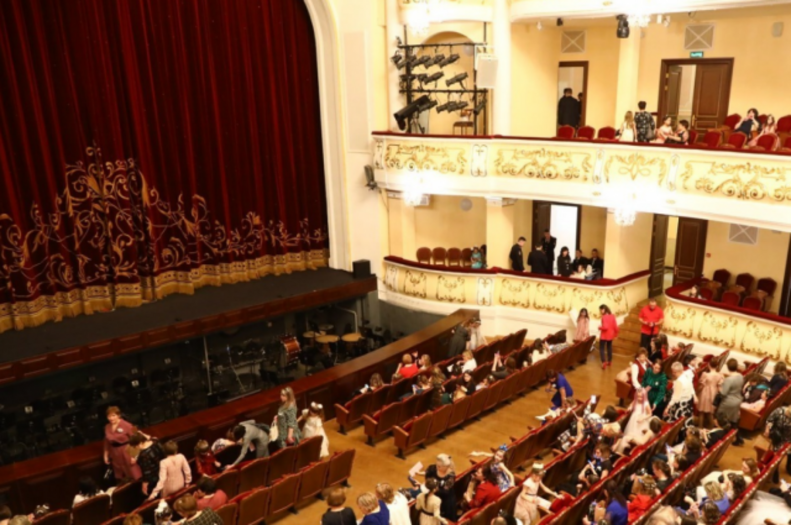 Декорация обрушилась на солистку оперного театра на «Балу Принцесс» в Уфе