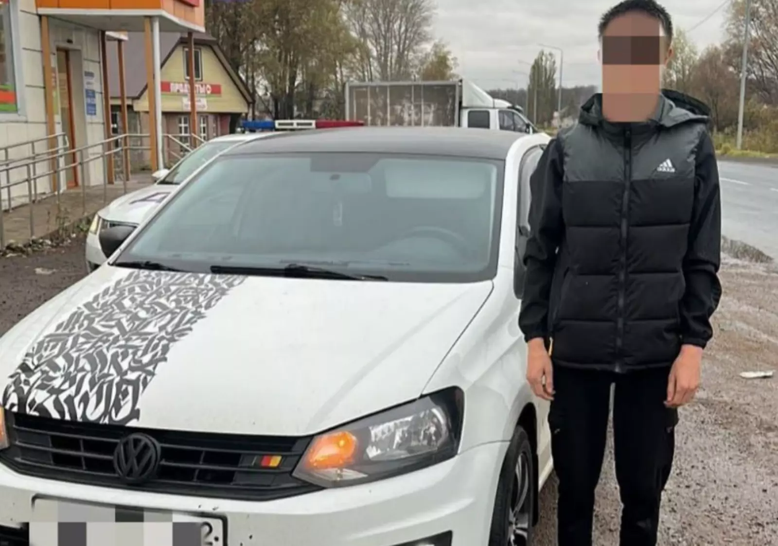 В Башкирии  парня застали за странным развлечением в машине